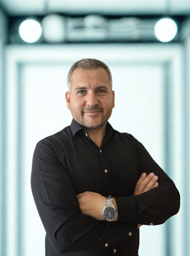 Fedayi Yıldırım – Metay Dijital Marketing kurucusu, takım elbiseli profesyonel bir portre fotoğrafı.