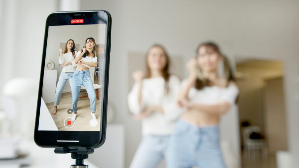 TikTok için video içeriği üreten genç influencer, takipçilerine sesleniyor.