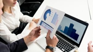 Finans sektörü dijital pazarlama stratejileri için veri analizi ve grafiklerle iş planlaması yapan ekip