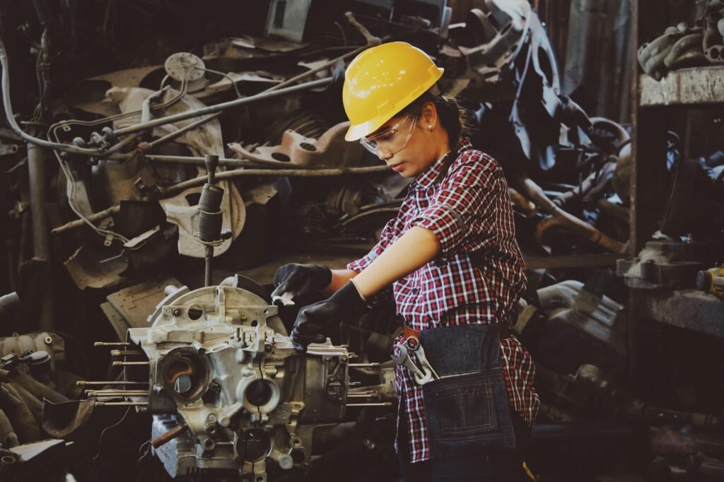 Endüstriyel otomasyon pazarlaması için motor parçası üzerinde çalışan kadın teknisyen. İmalat ve mühendislik iş gücü.
