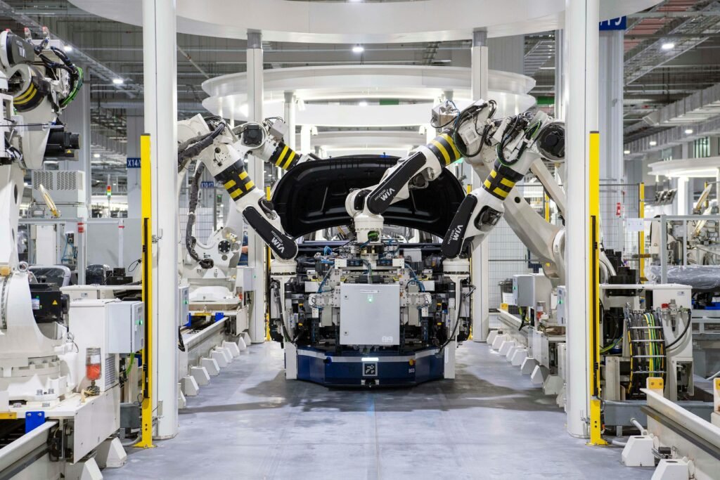 Yapay zeka ile endüstriyel pazarlama için robot kollarının otomobil montajı yaptığı modern fabrika hattı. Otomasyon ve AI.