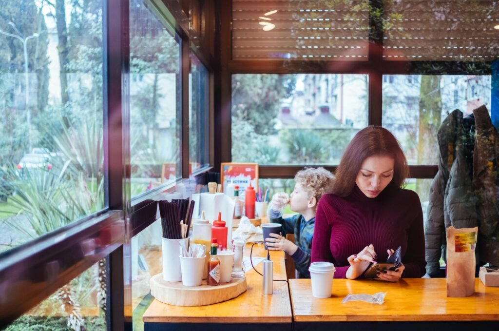 Loş ışıklı şık restoran iç mekanı ve boş masalar