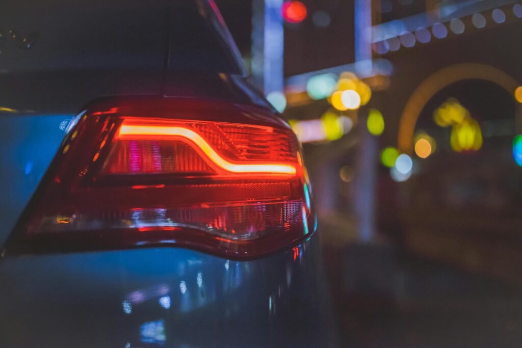 Gece şehir ışıkları altında otomobilin arka stop lambası – otomobil blogu içerik stratejisi
