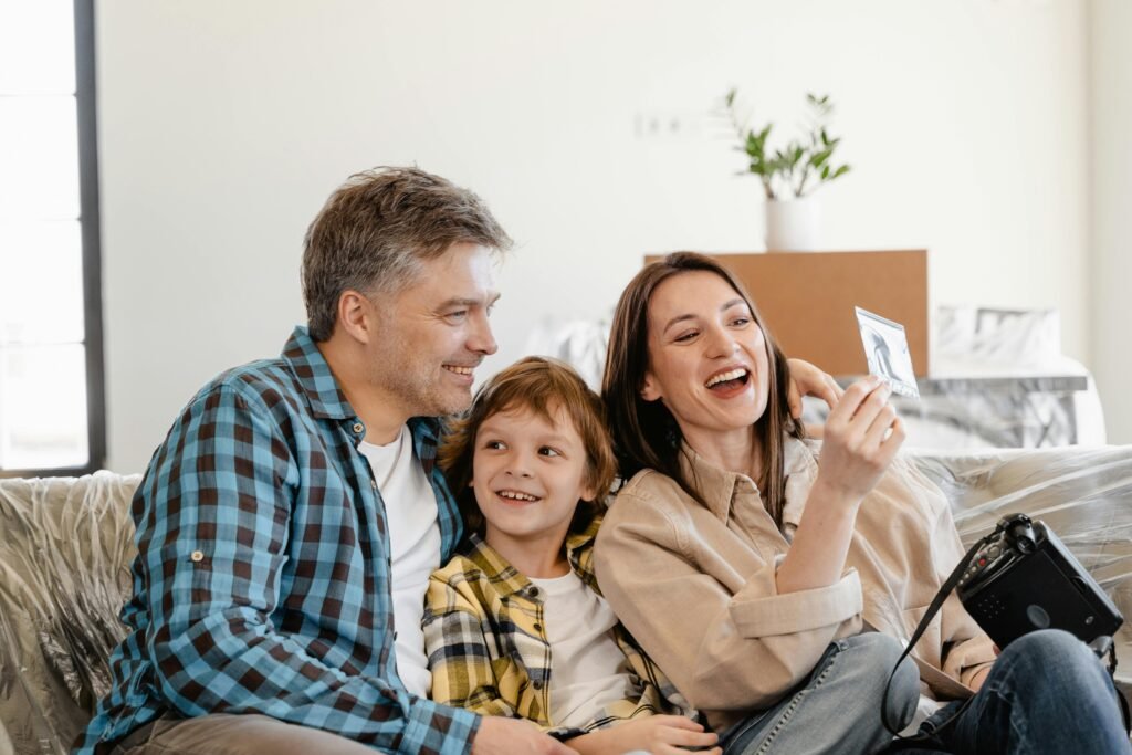 Yeni evlerinde mutlu aile – gayrimenkulde müşteri sadakati ve güven ilişkisi.