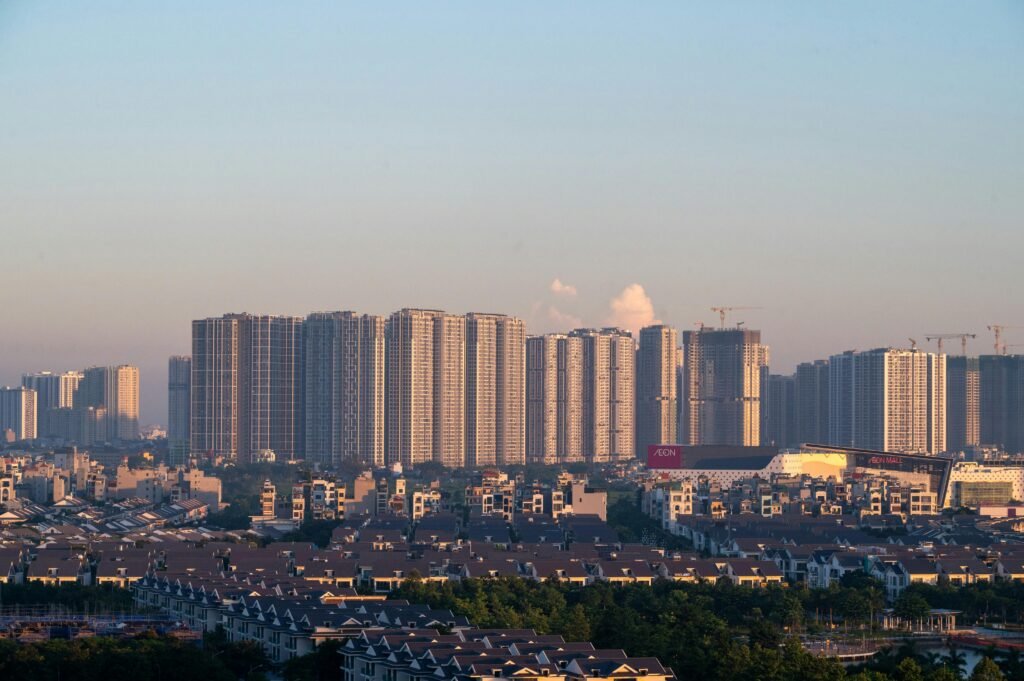 Gökdelenlerin ve modern konut projelerinin yer aldığı büyük şehir manzarası.