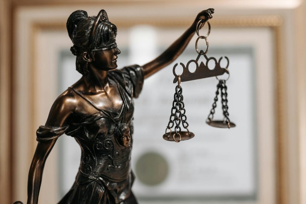 Adalet heykeli ve terazisi – Hukukta itibar yönetimi