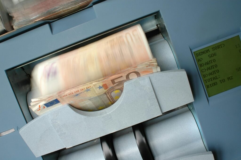 Banka dijital pazarlama stratejileri kapsamında finansal işlemleri simgeleyen para sayma makinesi