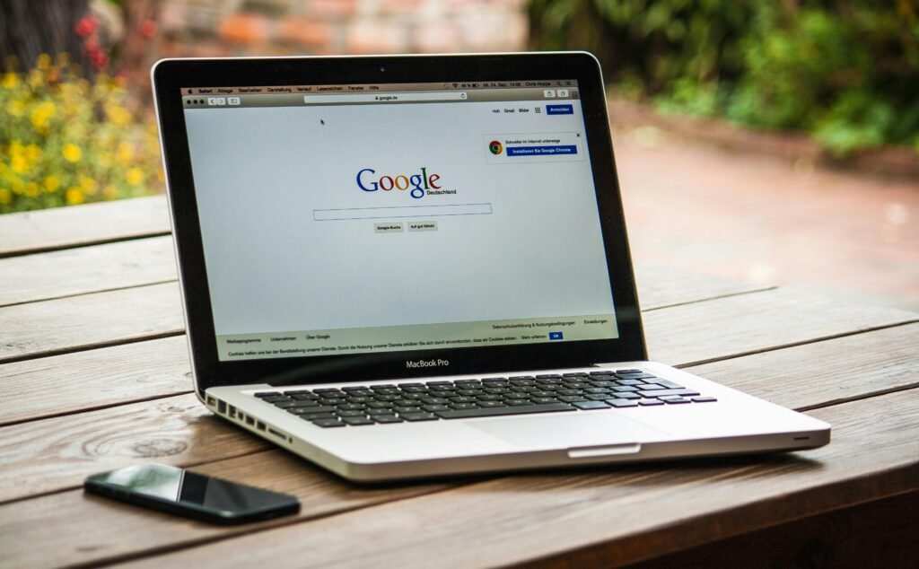 “Google arama motoru açık dizüstü bilgisayar — Yurt dışı Google Ads ve ülke bazlı dijital reklam stratejilerini simgeleyen görsel.