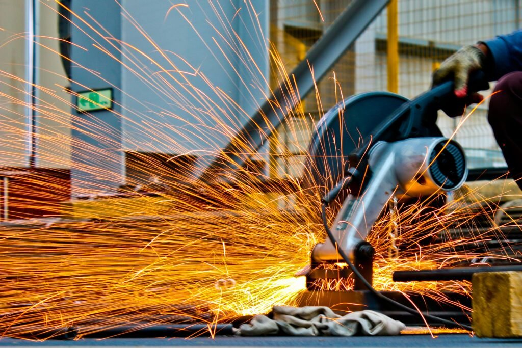 Sanayi sektörü dijital pazarlama için metal kesen işçi ve kıvılcımlar. İmalat endüstrisi B2B dijital stratejileri.