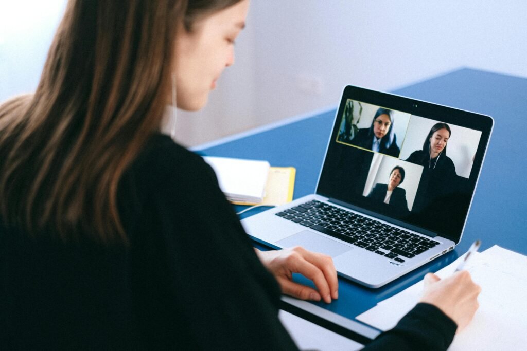 Avukatlarla çevrim içi toplantı yapan kadın – Online hukuki danışmanlık hizmetleri