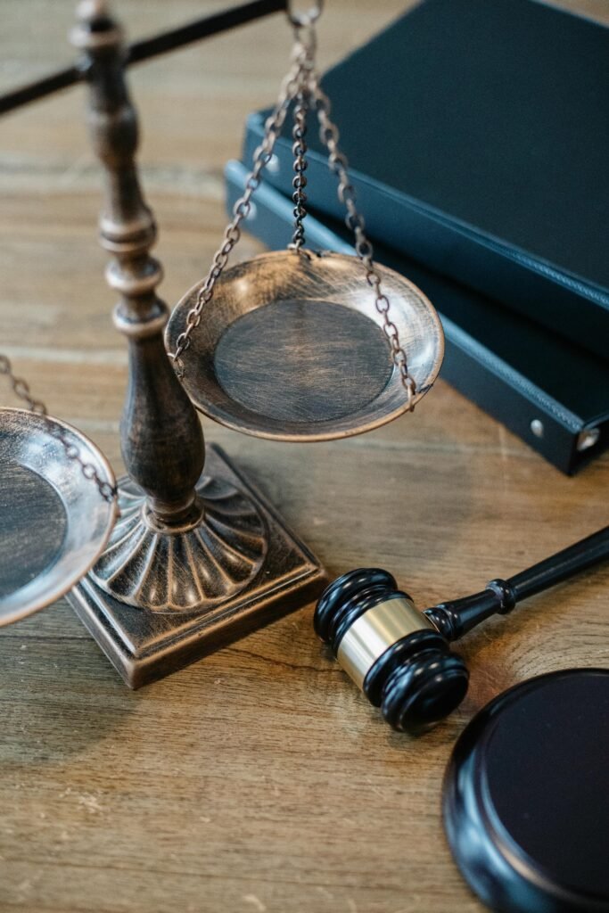 Adalet terazisi ve hakim tokmağı – Hukuk bürosu dijital pazarlama rehberi