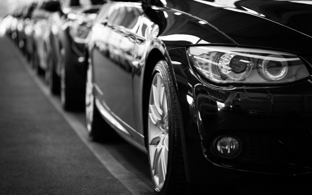 Otomotiv sektörü dijital pazarlama için yeni model siyah otomobil yakın çekim fotoğrafı
