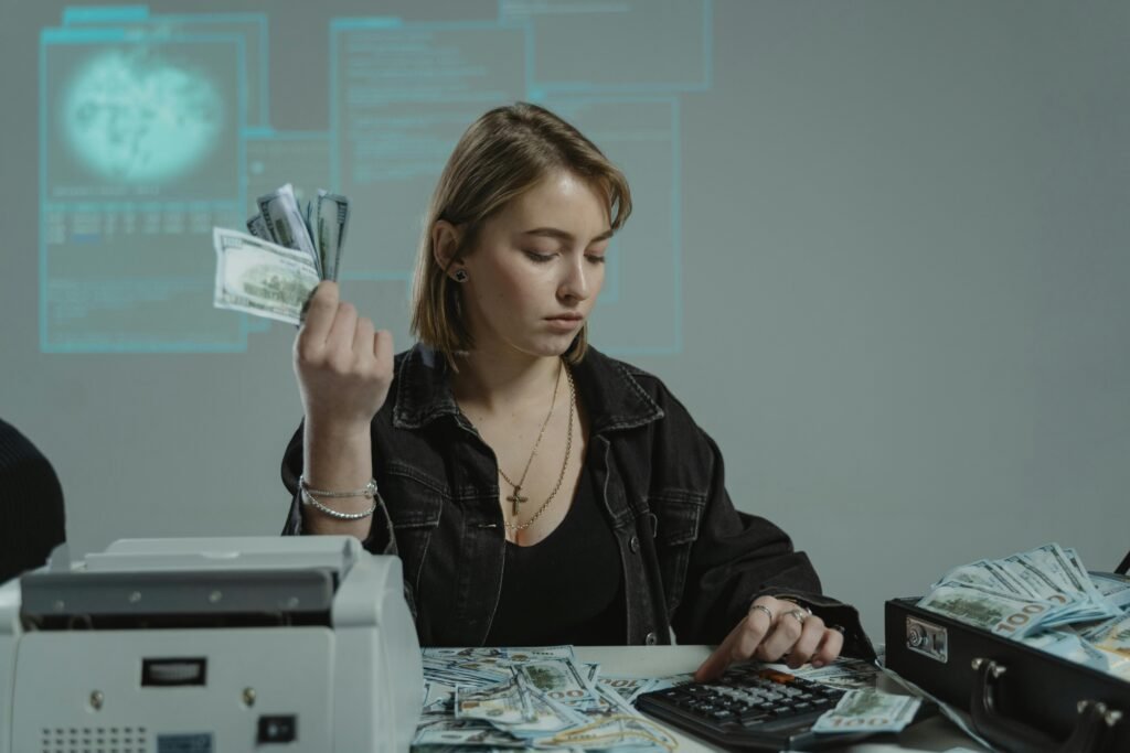 Online finansal danışmanlık hizmetlerinde dijital araçlarla para yönetimi ve hesaplama yapan genç kadın