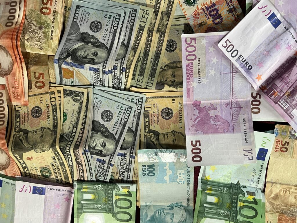 Dolar, Euro ve farklı para birimlerinden oluşan banknotlar — Dövizle satış yapan web siteleri için optimizasyonu simgeleyen görsel.