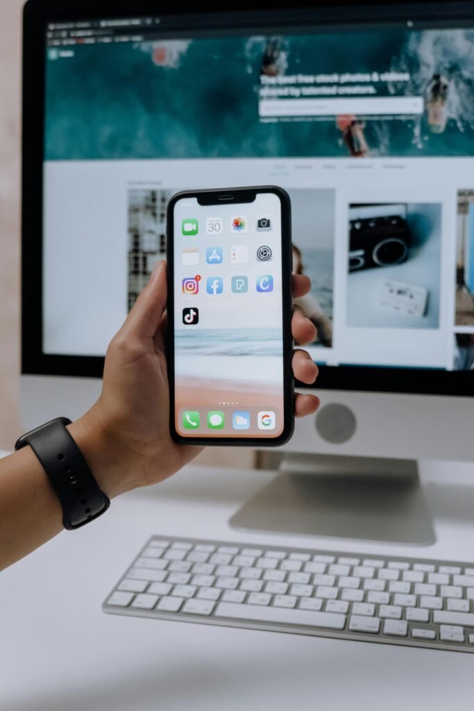 Akıllı telefonda Facebook, Instagram, Twitter, LinkedIn ve diğer sosyal medya uygulamaları — Meta Reklam Hedef Kitle Belirleme ve Instagram reklam hataları teması