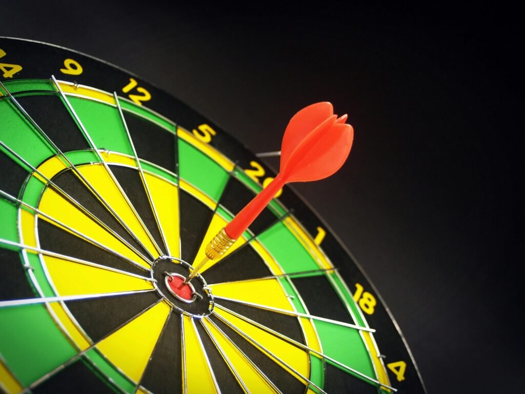 Kırmızı okla tam isabet yapılmış hedef tahtası — Meta Reklam Hedef Kitle Çakışması ve reklam optimizasyonu konsepti