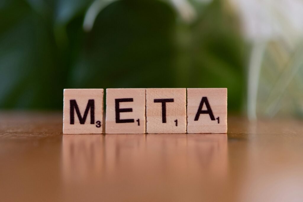 Ahşap harf bloklarıyla yazılmış META kelimesi — Rakip analizi ve Meta Reklam Hedef Kitle Belirleme stratejilerini temsil eden görsel