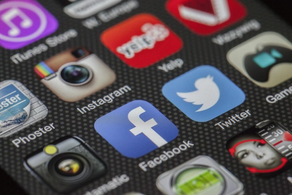 Akıllı telefon ekranında Facebook, Instagram ve Twitter uygulama ikonları — Meta Reklam Algoritması ve hedefleme ilişkisini temsil eden görsel