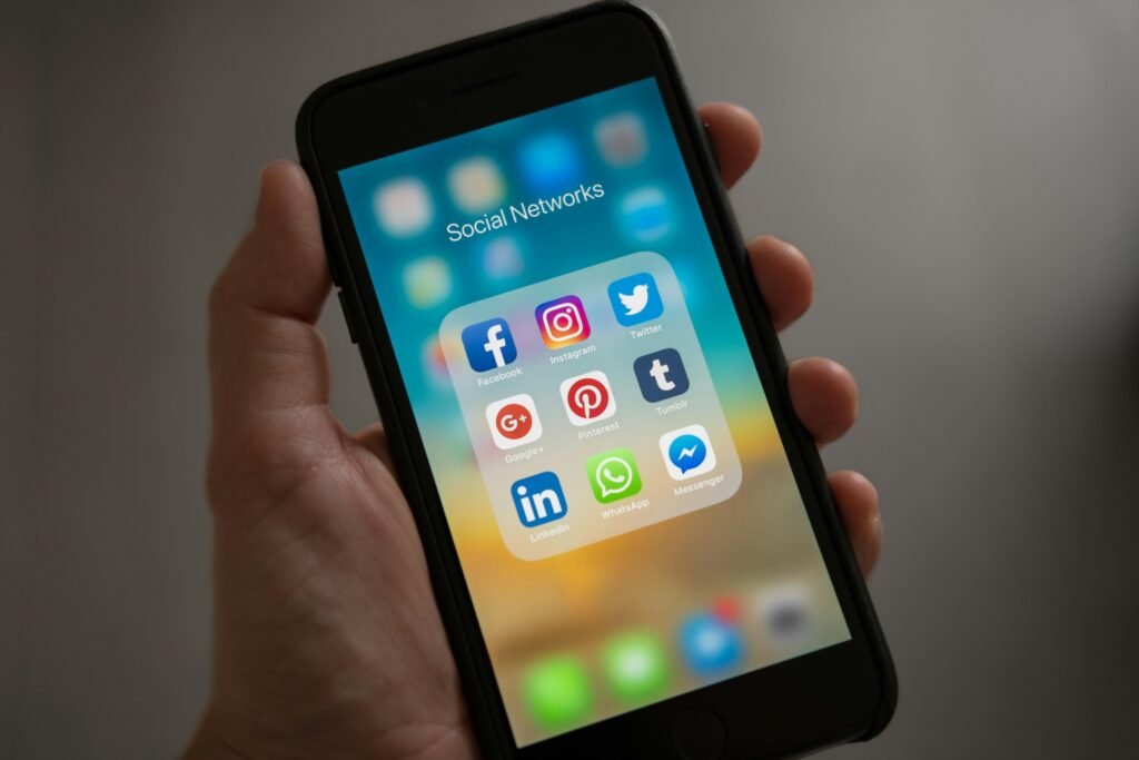 Akıllı telefonda Facebook, Instagram, LinkedIn ve Twitter simgeleri — Meta Reklam Hedef Kitle Belirleme ve Instagram hedefleme hataları konsepti