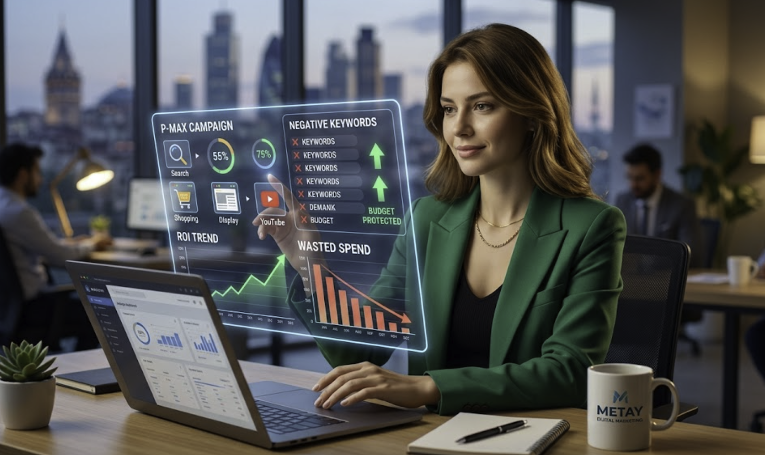 Metay Dijital ofisinde dizüstü bilgisayarı ve fütüristik P-Max kampanya yönetim paneli üzerinden alakasız arama terimlerini eleyerek negatif anahtar kelime optimizasyonu yapan ve reklam bütçesini koruyan uzman dijital pazarlama danışmanı.